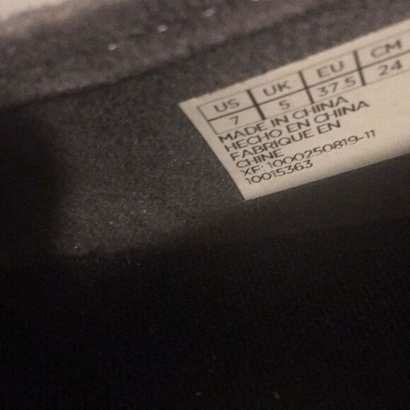 TOMS  - Picture 6 of 7